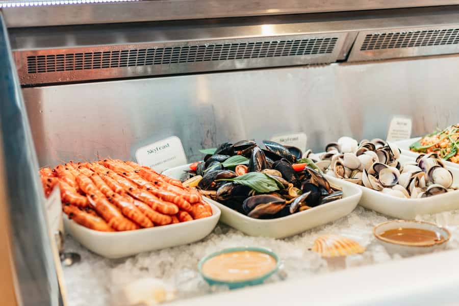 Sydney: Unlimited Skyfeast at Sydney Tower - Hot mains with an international mix