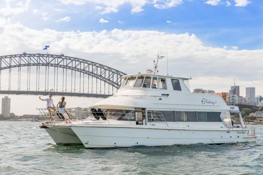 Sydney: Vivid Harbour Cruise with Canapes - The first minutes on Sydney Harbour