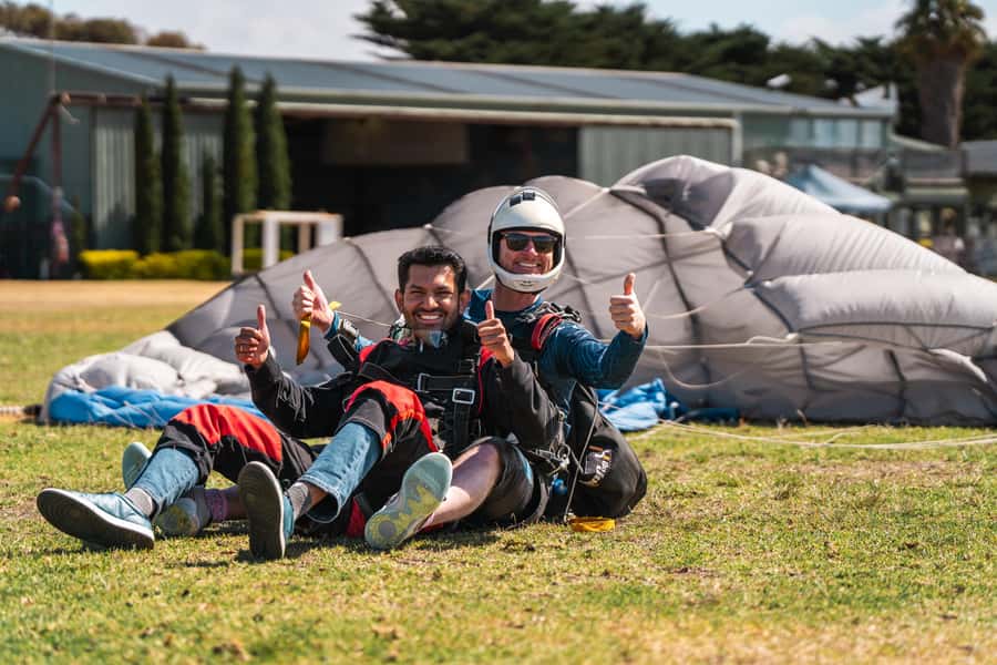 Torquay: Skydive over The Great Ocean Road - opt Melb pickup - From arrival to the aircraft