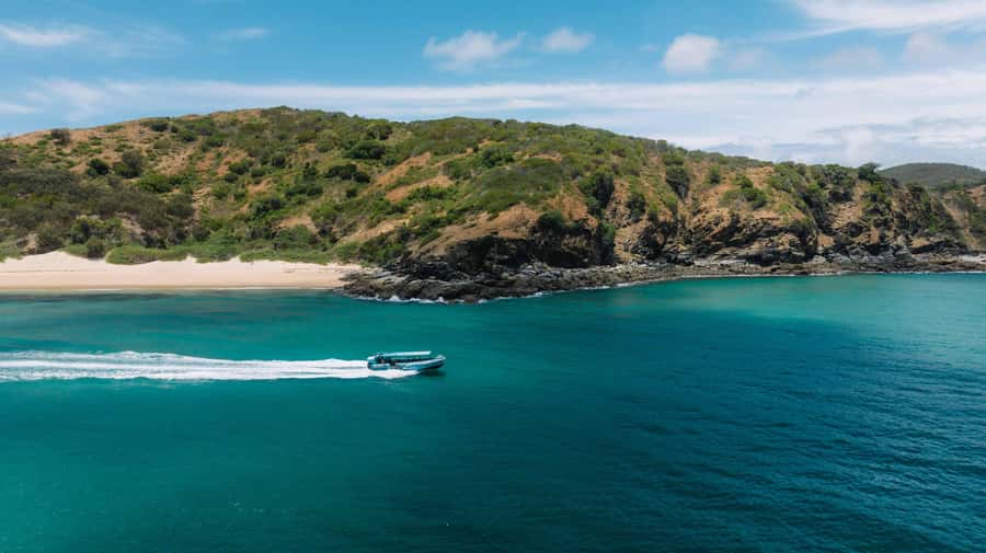Yeppoon: Great Keppel Island Fast Boat Snorkel & Lunch Tour - A beach picnic with prawns and cold buffet food