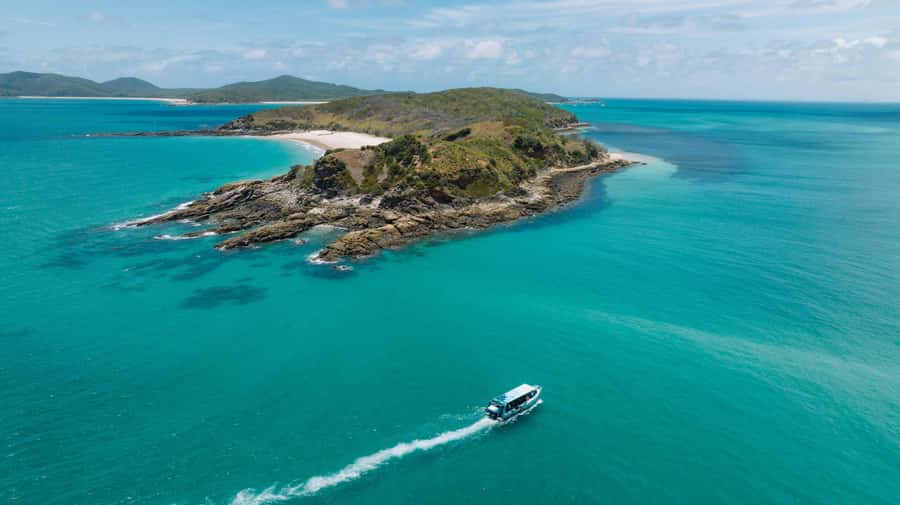 Yeppoon: Great Keppel Island Fast Boat Snorkel & Lunch Tour - What the boat ride adds to the day